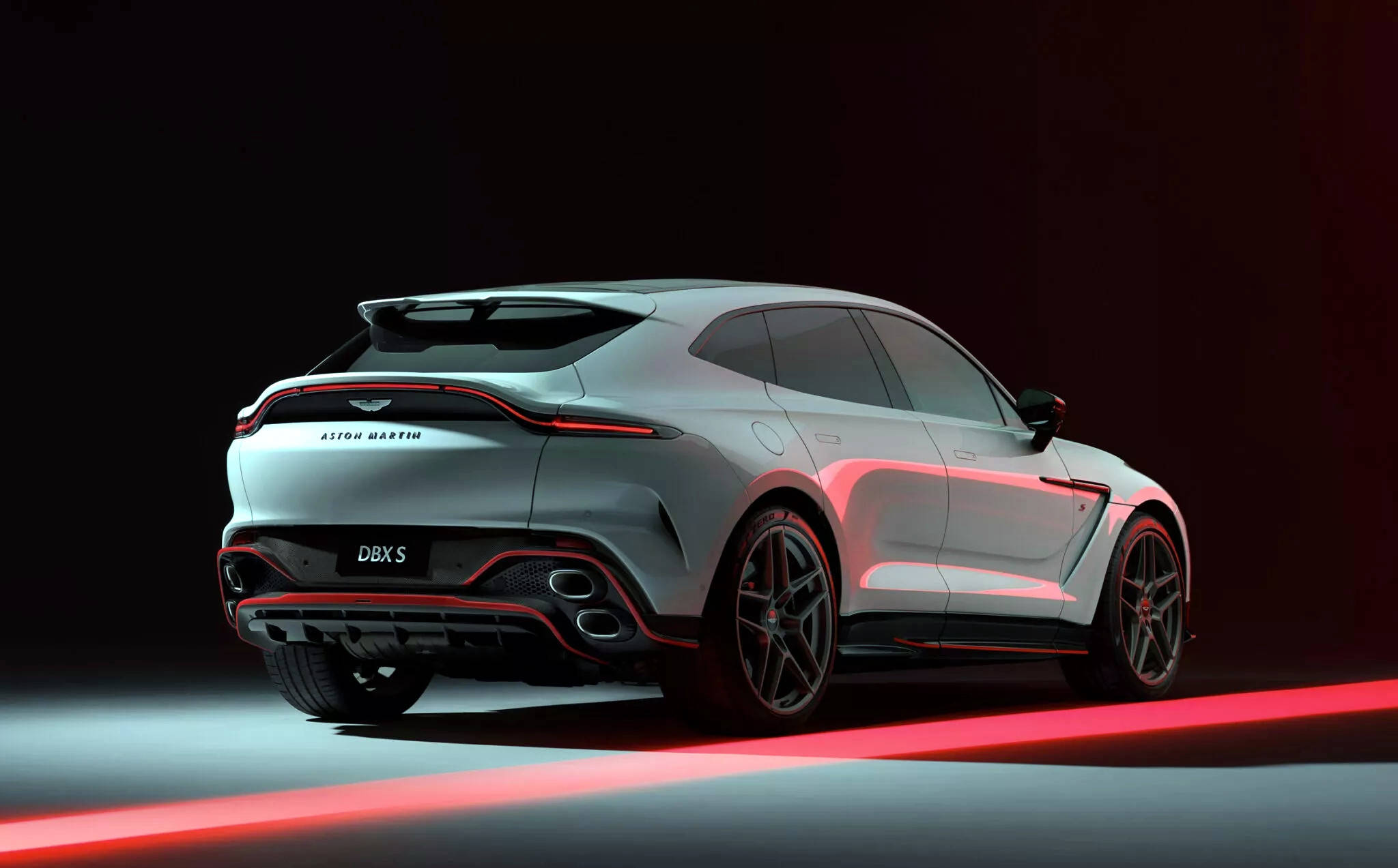 阿斯顿马丁力克法拉利，维斯塔潘状态火热