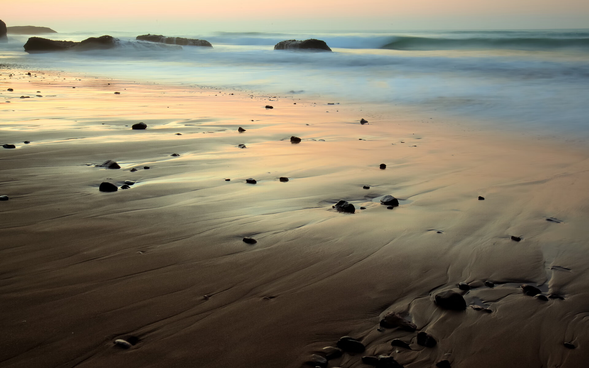 暗流与礁石，阿坎吉，在美加墨的喧嚣之夜定义无声的统治